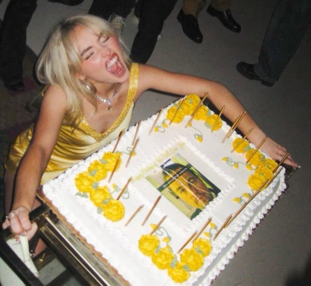 서양인들의 25살 생일 케이크.jpg
